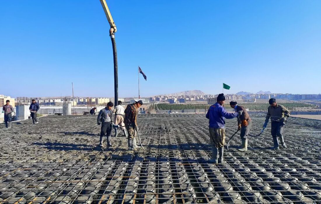ادامه بتن‌ریزی سقف مصلای پردیسان قم توسط سازمان همیاری شهرداری‌ها