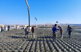 ادامه بتن‌ریزی سقف مصلای پردیسان قم توسط سازمان همیاری شهرداری‌ها