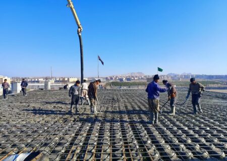 ادامه بتن‌ریزی سقف مصلای پردیسان قم توسط سازمان همیاری شهرداری‌ها