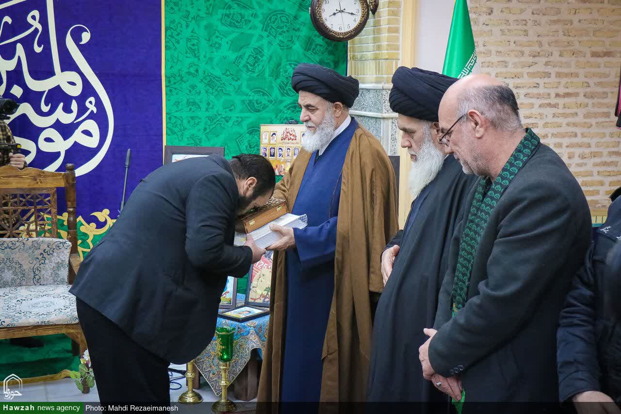 برگزاری آیین غبارروبی حرم امامزاده موسی مبرقع علیه السلام با حضور خانواده شهدای اغتشاشات اخیر